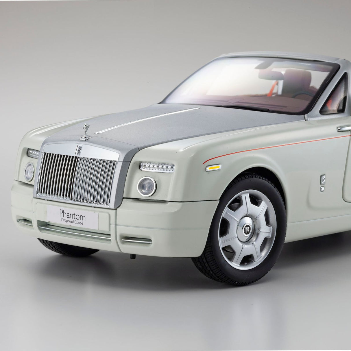 Rolls-Royce Phantom Drophead Coupe - English White - 1:18 Scale Diecast Model Car