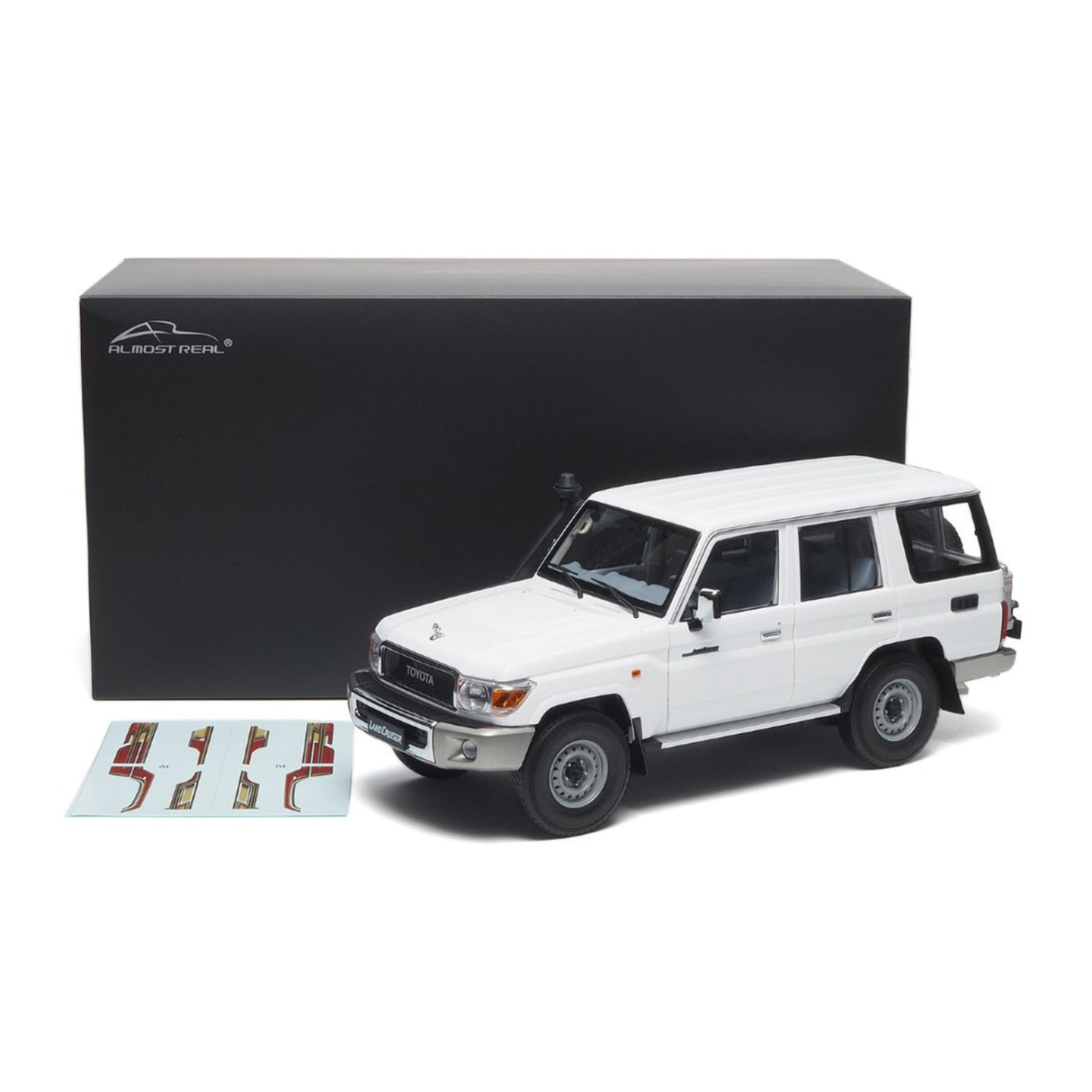 TOYOTA LAND CRUISER 76 - 2017 - WHITE - 1:18 Scale Resin Model Car